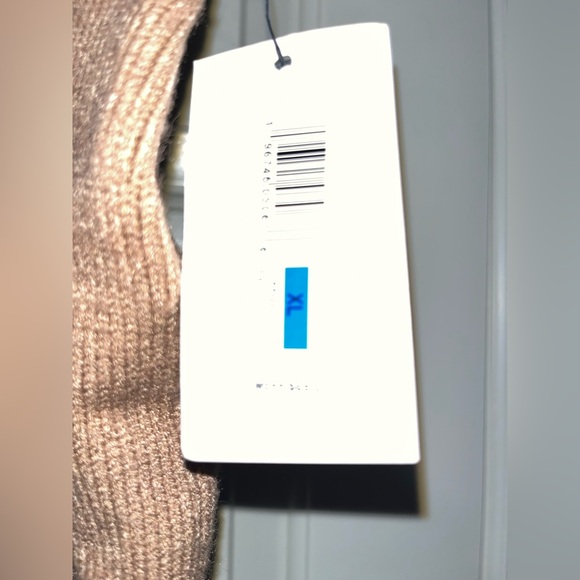 Reseller Bundle Box 5 total Pieces (4 NWT!+ 1 preloved) Closet Cleanout - Picture 11 of 15